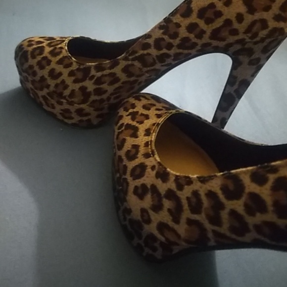 Cheetah print heels - Picture 2 of 3